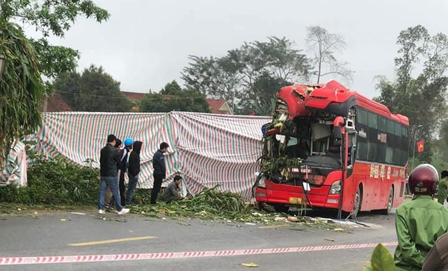 Nghệ An: Xe khách va chạm xe tải đang dừng đỗ, 2 người thương vong - Ảnh 1.