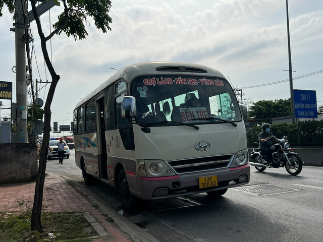 TP.HCM: Chứa hàng hóa trong khoang hành khách, xe khách bị phạt 700.000 đồng - Ảnh 1.