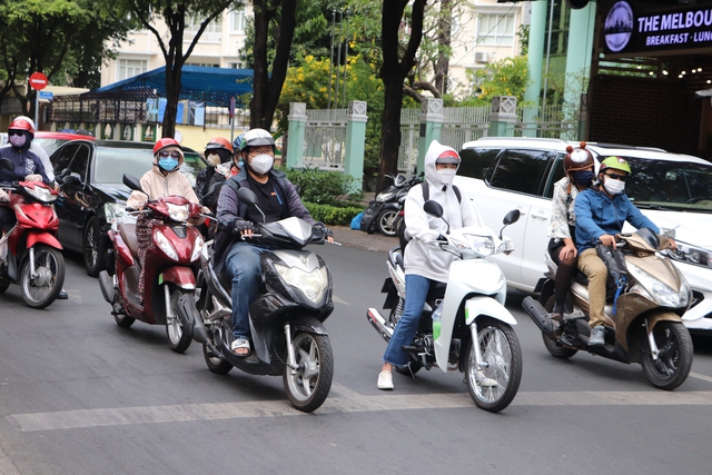 Thời tiết nắng nóng ở TP.HCM: “ “Cháy da, vàng mắt” mỗi khi ra đường” - Ảnh 1.