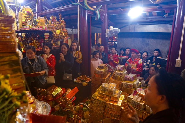 Người dân mang lễ 'khủng', ùn ùn đổ về Đền Bà Chúa Kho 'vay tiền, xin lộc' - Ảnh 9.