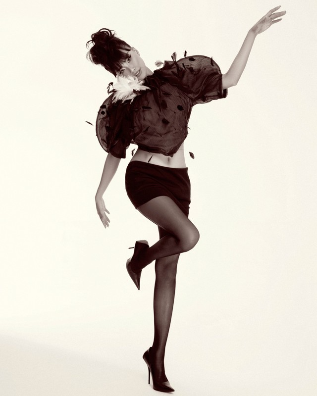 Kim Duyên mặc táo bạo, tạo dáng cực hút trong bộ ảnh trắng đen - Ảnh 10.