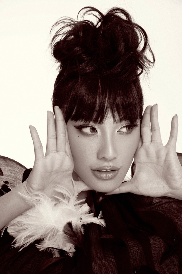 Kim Duyên mặc táo bạo, tạo dáng cực hút trong bộ ảnh trắng đen - Ảnh 1.