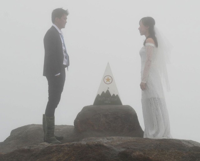 Bộ ảnh cưới 'có một không hai' chụp ở 12 đỉnh núi của Việt Nam - Ảnh 3.