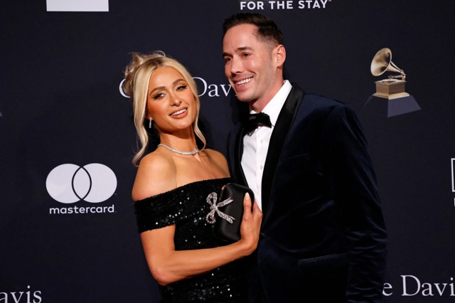 Paris Hilton diện đầm đen trễ vai gợi cảm cùng chồng dự lễ trao giải Grammy - Ảnh 1.