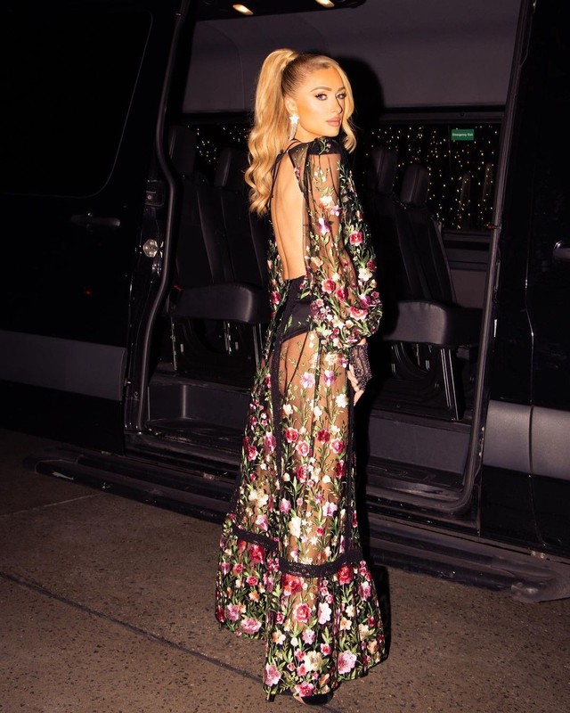 Paris Hilton diện đầm đen trễ vai gợi cảm cùng chồng dự lễ trao giải Grammy - Ảnh 8.