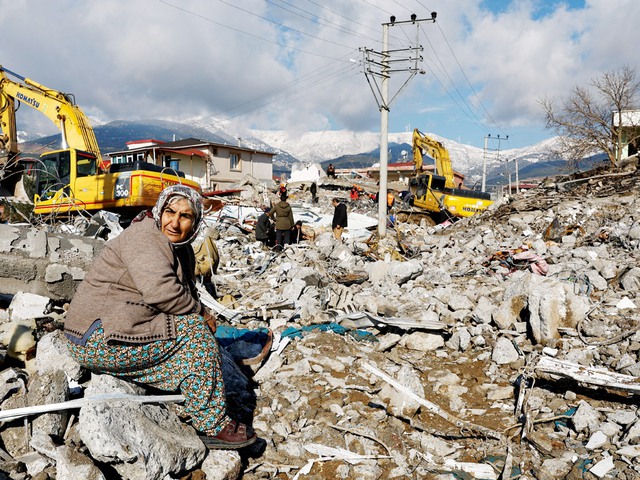 Chạy đua tìm người sống sót trong động đất ở Thổ Nhĩ Kỳ và Syria - Ảnh 1.