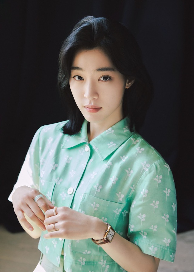 Mari, một cựu xạ thủ Hàn Quốc sinh ra ở Bỉ, do nữ diễn viên Choi Sung-eun thủ vai
