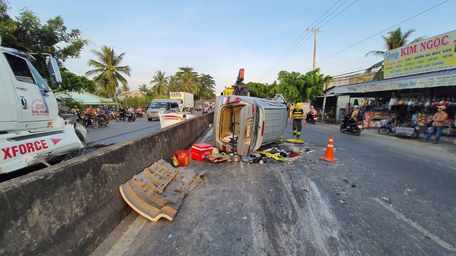 Tai nạn Tiền Giang: Xe đầu kéo va chạm xe 7 chỗ,  nhiều người bị thương - Ảnh 2.