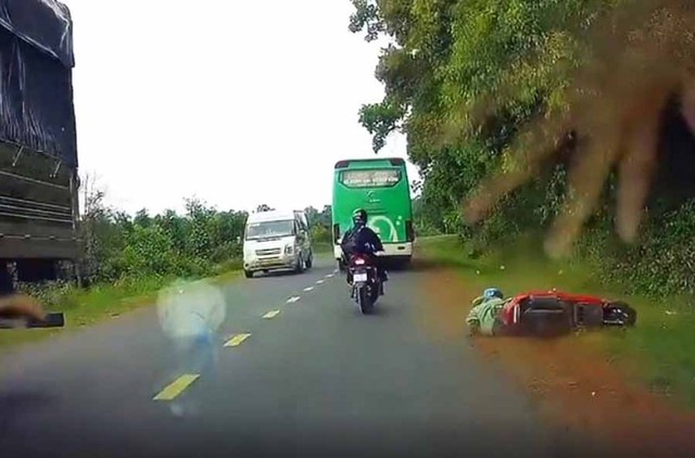 Đắk Lắk: Xác minh vụ xe khách vượt ẩu khiến người đi xe máy té ngã - Ảnh 1.
