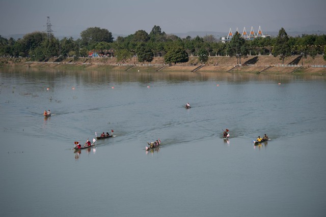 Kon Tum: Giải đua thuyền độc mộc trên dòng sông chảy ngược - Ảnh 1.