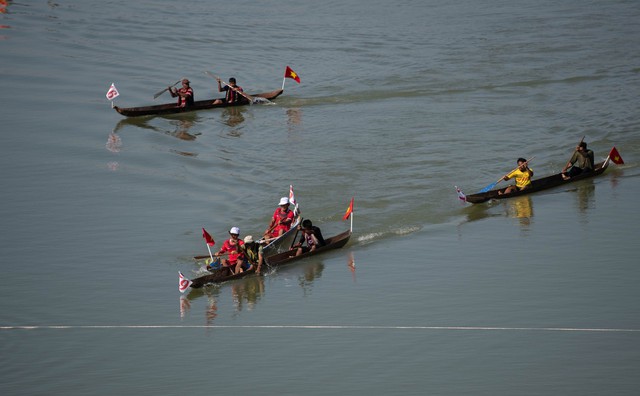 Kon Tum: Giải đua thuyền độc mộc trên dòng sông chảy ngược - Ảnh 3.