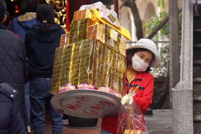 Người dân mang lễ 'khủng', ùn ùn đổ về Đền Bà Chúa Kho 'vay tiền, xin lộc' - Ảnh 6.