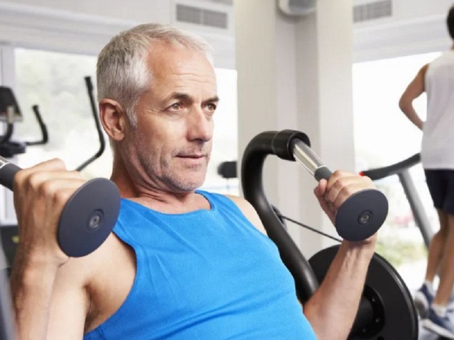Nâng tạ không chỉ giúp tăng cường sức mạnh cơ bắp mà còn giúp các hoạt động thường ngày của người trên 50 tuổi trở nên dễ dàng hơn