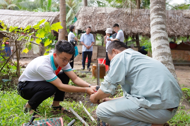 Tôi cùng kỹ thuật viên lắp đường dẫn ống nước sạch tới nhà bà con