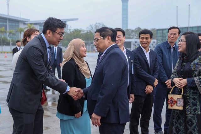Thủ tướng và phu nhân rời Hà Nội, bắt đầu thăm chính thức Singapore và Brunei - Ảnh 2.