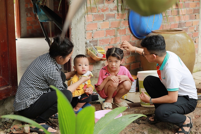 Gia đình chị Tiên đã có nước sạch để sinh hoạt nhờ đường ống nước sạch do Tết An Bình 2023 mang tới