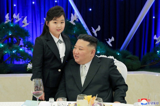 Ông Kim Jong-un cùng con gái