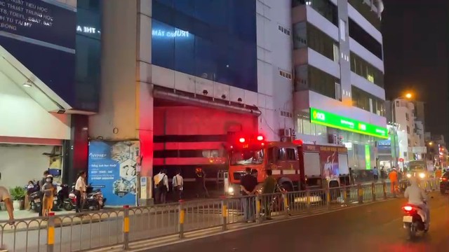 TP.HCM: Nhiều người tháo chạy khỏi tòa nhà cho thuê văn phòng tại Q.Tân Bình - Ảnh 1.