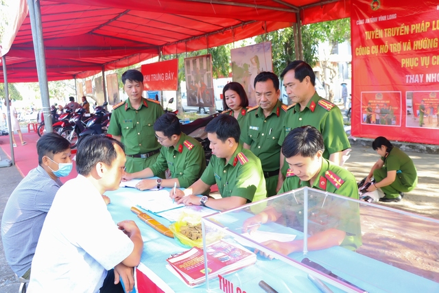 Vĩnh Long: Đem súng, đạn, roi điện và vũ khí tự chế đến đổi quà miễn phí - Ảnh 1.