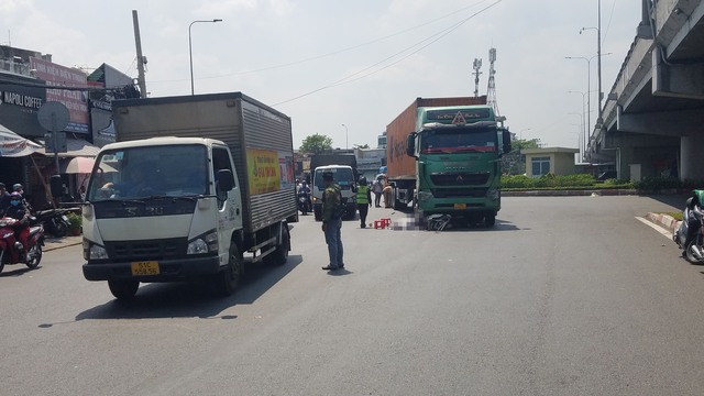 TP.HCM: Tai nạn xe máy với container, 1 người tử vong - Ảnh 1.