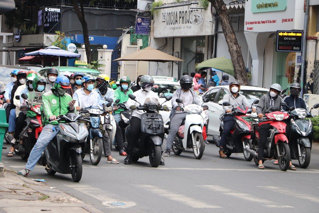 Nhiệt độ khu vực phía nam tăng cao: Mệt mỏi mỗi khi ra đường...  - Ảnh 1.