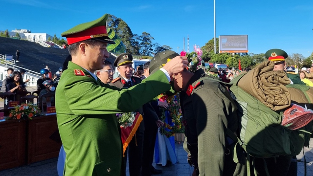 Lâm Đồng: 1.371 thanh niên hăng hái lên đường nhập ngũ - Ảnh 2.