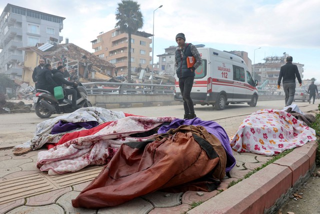 Kéo căng nỗ lực cứu hộ trong lúc hơn 7.800 người tử vong vì động đất - Ảnh 1.