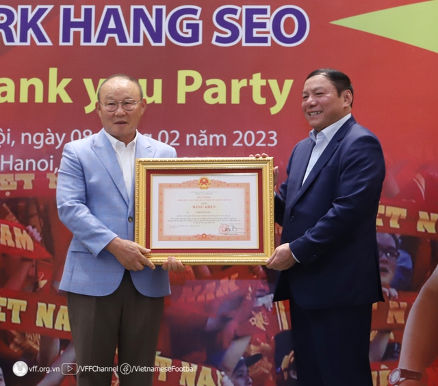 HLV Park Hang-seo nhận bằng khen của Thủ tướng - Ảnh 1.