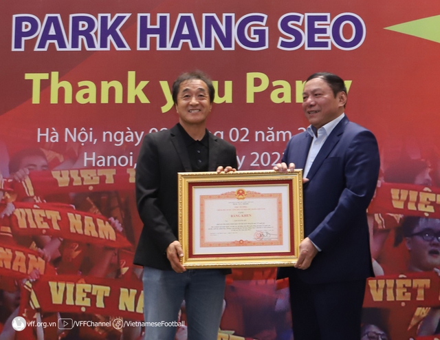 Thủ tướng tặng bằng khen cho HLV Park Hang-seo và trợ lý Lee Young-jin - Ảnh 2.
