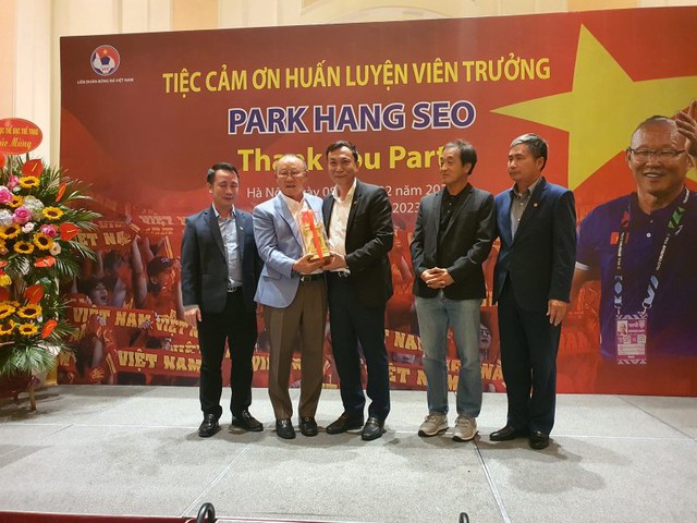 Thủ tướng tặng bằng khen cho HLV Park Hang-seo và trợ lý Lee Young-jin - Ảnh 4.