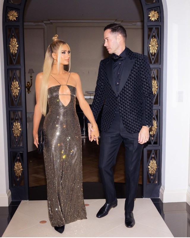 Paris Hilton diện đầm trễ vai gợi cảm cùng chồng dự lễ trao giải Grammy - Ảnh 1.