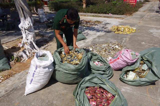 Ninh Thuận: Hơn 15 ngàn bao thuốc lá “lạ” trôi dạt vào dọc bờ biển Phước Dinh - Ảnh 2.