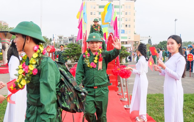 Đà Nẵng: Cán bộ Sở NN-PTNT gác lại công việc lên đường nhập ngũ  - Ảnh 3.