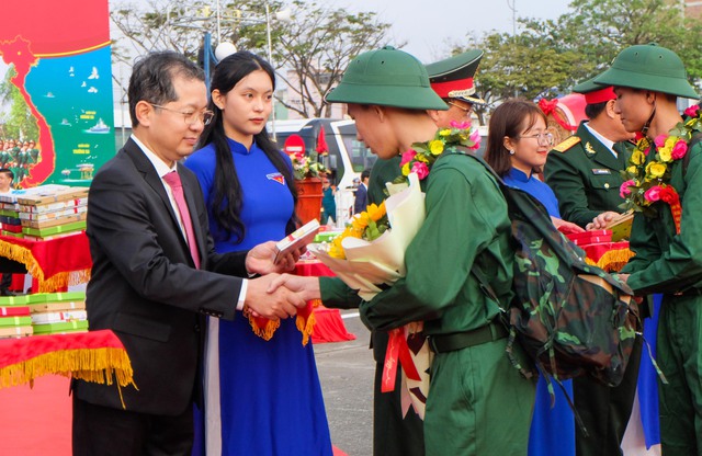 Đà Nẵng: Cán bộ Sở NN-PTNT gác lại công việc lên đường nhập ngũ  - Ảnh 4.