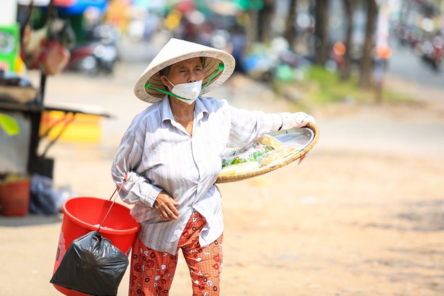 TP.HCM, Nam bộ nắng nóng trên 36 độ C vào giờ trưa - Ảnh 1.