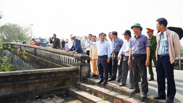 Chủ tịch UBND tỉnh Thừa Thiên - Huế Nguyễn Văn Phương dẫn đầu đoàn công tác đi khảo sát thực địa, kiểm tra tổ chức giao thông khu vực Đại Nội Huế