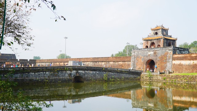 Điểm giao thông tại khu vực cửa Cửa Ngăn dẫn vào Đại nội Huế Điểm giao thông tại khu vực cửa Cửa Ngăn dẫn vào Đại nội Huế