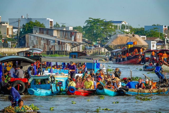 Cai Rang Floating Market is 'floating' again, international visitors are excited to visit - Photo 1.