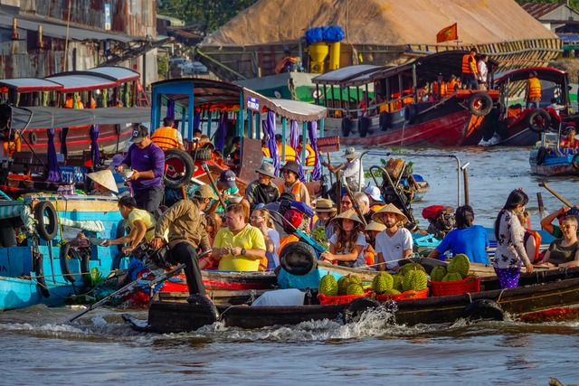 Cai Rang Floating Market is 'floating' again, international visitors are excited to visit - Photo 2.