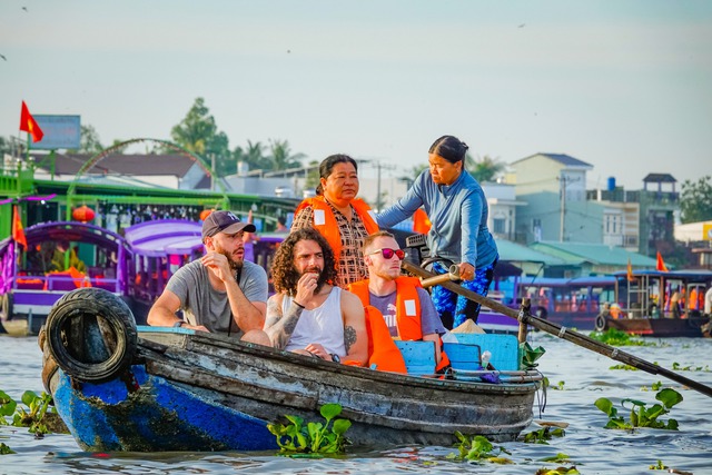 Cai Rang Floating Market is 'floating' again, international visitors are excited to visit - Photo 3.