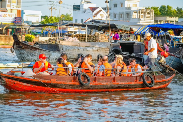 Cai Rang Floating Market is 'floating' again, international visitors are excited to visit - Photo 4.