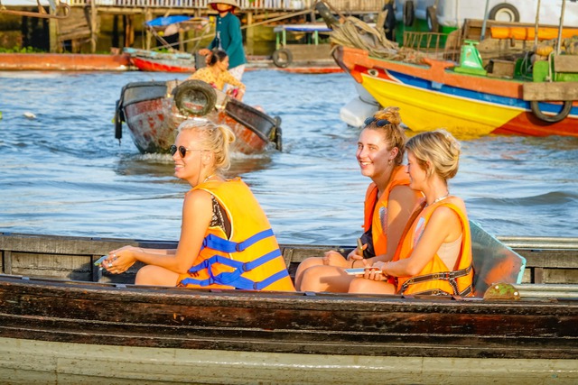 Cai Rang Floating Market is 'floating' again, international visitors are excited to visit - Photo 5.