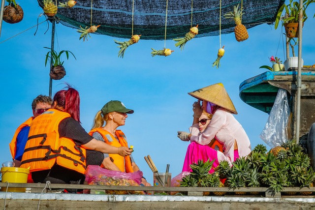 Cai Rang floating market is 'floating' again, international visitors are interested in visiting - Photo 6.