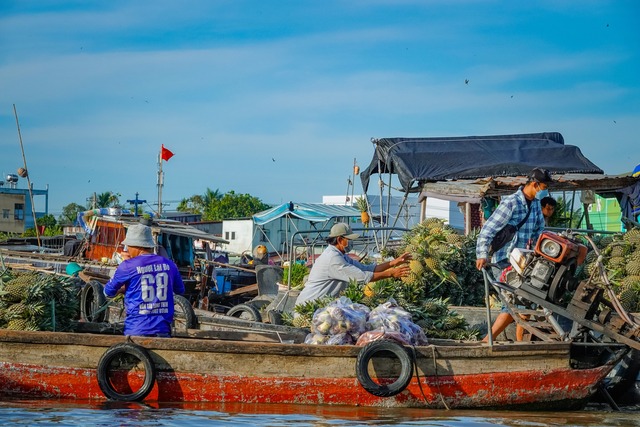 Cai Rang Floating Market is 'floating' again, international visitors are excited to visit - Photo 7.