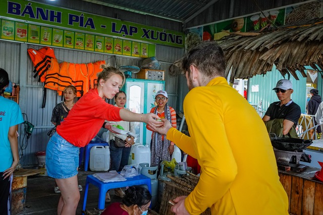 Cai Rang Floating Market is 'floating' again, international visitors are excited to visit - Photo 8.