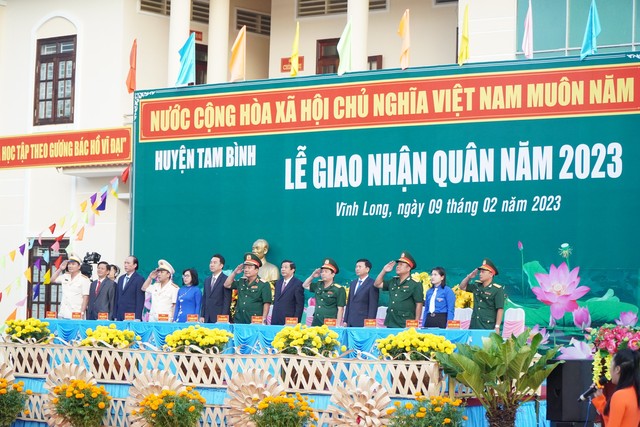 Hơn 2.400 tân binh ở Vĩnh Long, Trà Vinh hăng hái lên đường bảo vệ Tổ quốc - Ảnh 4.