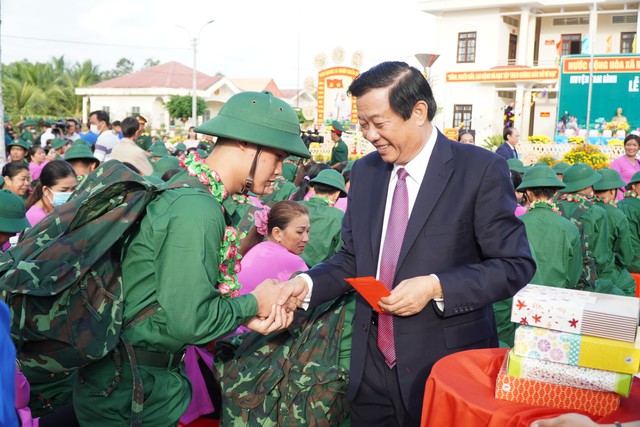 Hơn 2.400 tân binh ở Vĩnh Long, Trà Vinh hăng hái lên đường bảo vệ Tổ quốc - Ảnh 10.