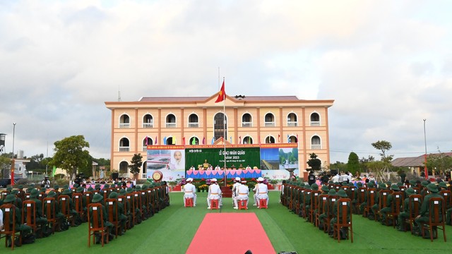 Hơn 2.400 tân binh ở Vĩnh Long, Trà Vinh hăng hái lên đường bảo vệ Tổ quốc - Ảnh 1.