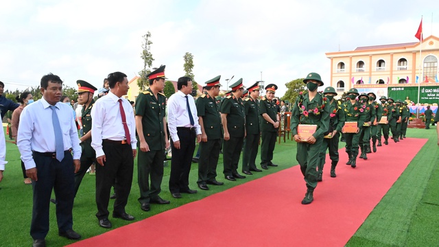 Hơn 2.400 tân binh ở Vĩnh Long, Trà Vinh hăng hái lên đường bảo vệ Tổ quốc - Ảnh 12.