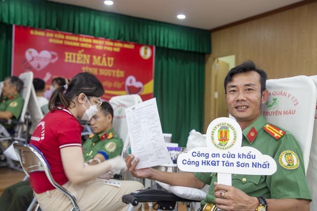 Hàng trăm cán bộ, chiến sĩ công an sân bay Tân Sơn Nhất tham gia hiến máu - Ảnh 1.
